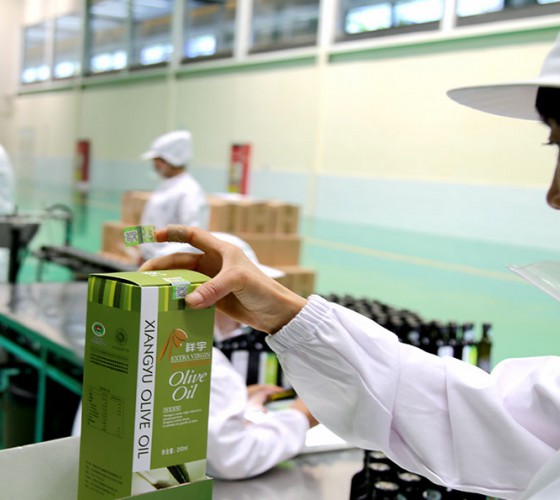 公司國(guó)通“訂單農(nóng)業(yè)”模式，獨(dú)創(chuàng)8小時(shí)限時(shí)鮮榨，從手工采摘、按質(zhì)收購(gòu)、便捷運(yùn)輸、純物理冷榨、充氮低恒溫儲(chǔ)存、灌裝等全程管理，并通過(guò)嚴(yán)格的品質(zhì)控..