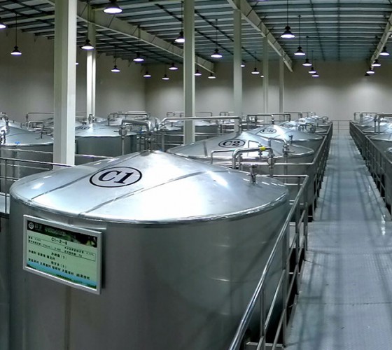 公司擁有都橄欖行業(yè)中亞洲最大的萬(wàn)噸標(biāo)準(zhǔn)化恒溫避光隔氧儲(chǔ)油庫(kù)，具備最佳的15℃-22℃低恒溫儲(chǔ)存環(huán)境。全部?jī)?chǔ)油罐采用食品級(jí)專(zhuān)用不銹鋼制作，采用..